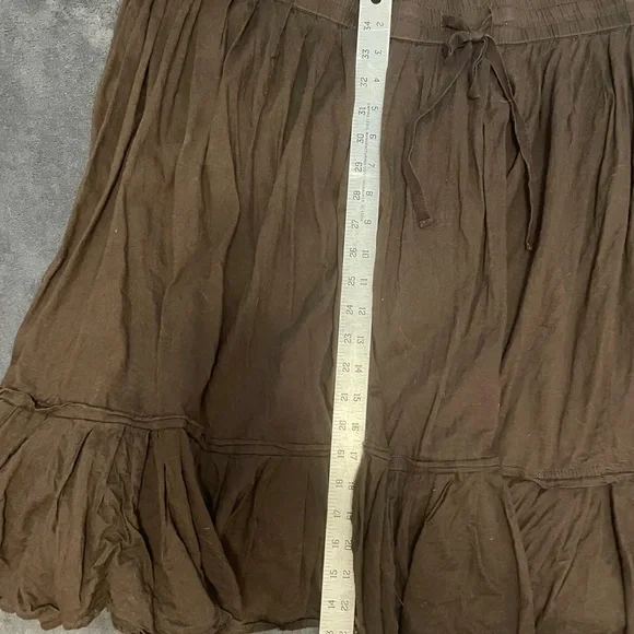 Brown knee length crinkle skirt - Picture 3 of 3